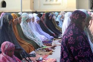Para jamaah saat gelaran salat id di halaman Gereja Hati Kudus Yesus Kayutangan. (ist) - Indahnya Toleransi, Halaman Gereja Katolik di Malang Jadi Tempat Salat Id