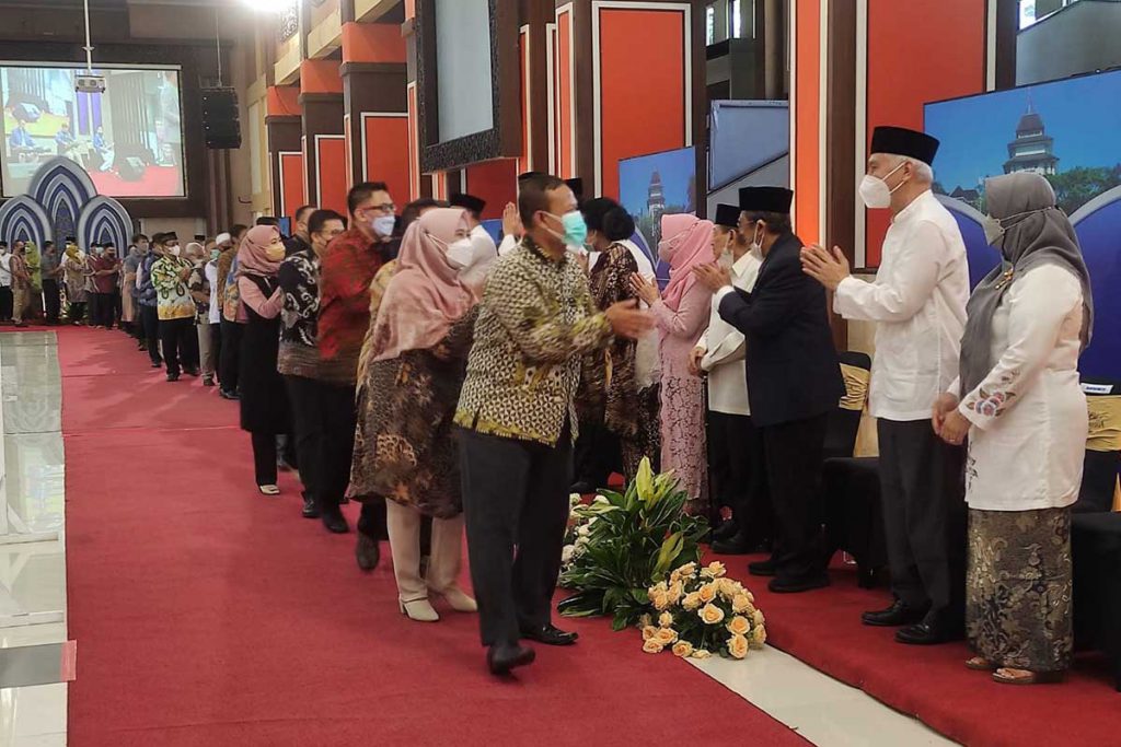 Para mantan Rektor UB dan purna pejabat tinggi turut hadir. (rhd) - Gelar Halal Bihalal, Momen Perpisahan Rektor UB Nuhfil Hanani