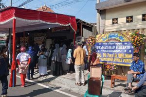 Para pentakziah yang hadir di rumah duka. (dik) - Achmad Yurianto, Mantan Jubir Covid-19 Berpulang, Muhadjir Effendy: Dia Pekerja Keras