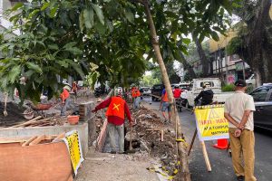 Para petugas saat membenahi trotoar di kawasan Jalan Majapahit hingga Jalan MGR Soegijopranoto. (ws5) - Permudah Akses Spot Heritage, Pemkot Malang Benahi Trotoar dan Drainase
