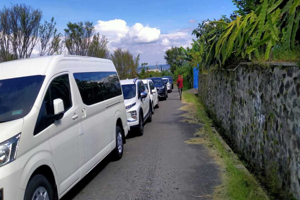 Parkir kendaraan pengunjung yang mendatangi kebun apel. (ist) - Wisata Petik Apel Batu Naik 75 Persen, Didominasi Warga Jakarta