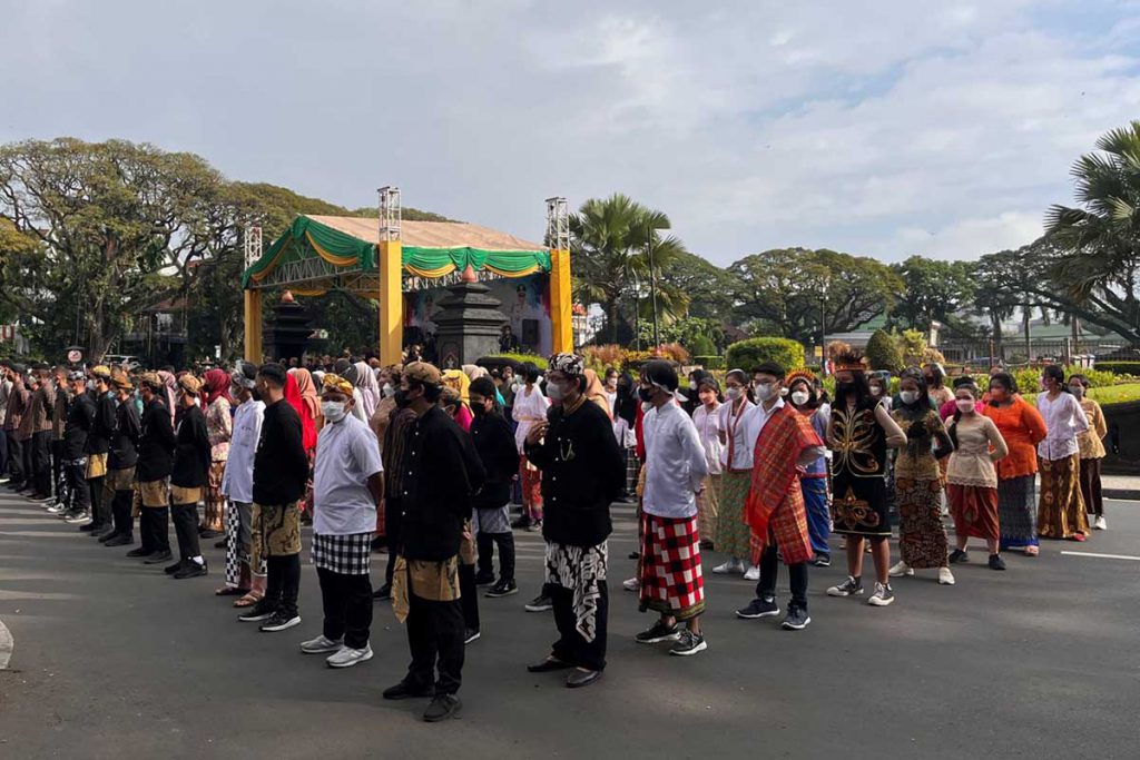 Pasukan upacara peringatan Hari Pendidikan Nasional 2022, yang terdiri dari siswa-siswi sekolah di Kota Malang. (ws5) - Peringati Hardiknas 2022, Pemkot Malang Gelar Upacara di Halaman Balai Kota - Pimpin Pemulihan Bergerak untuk Merdeka Belajar