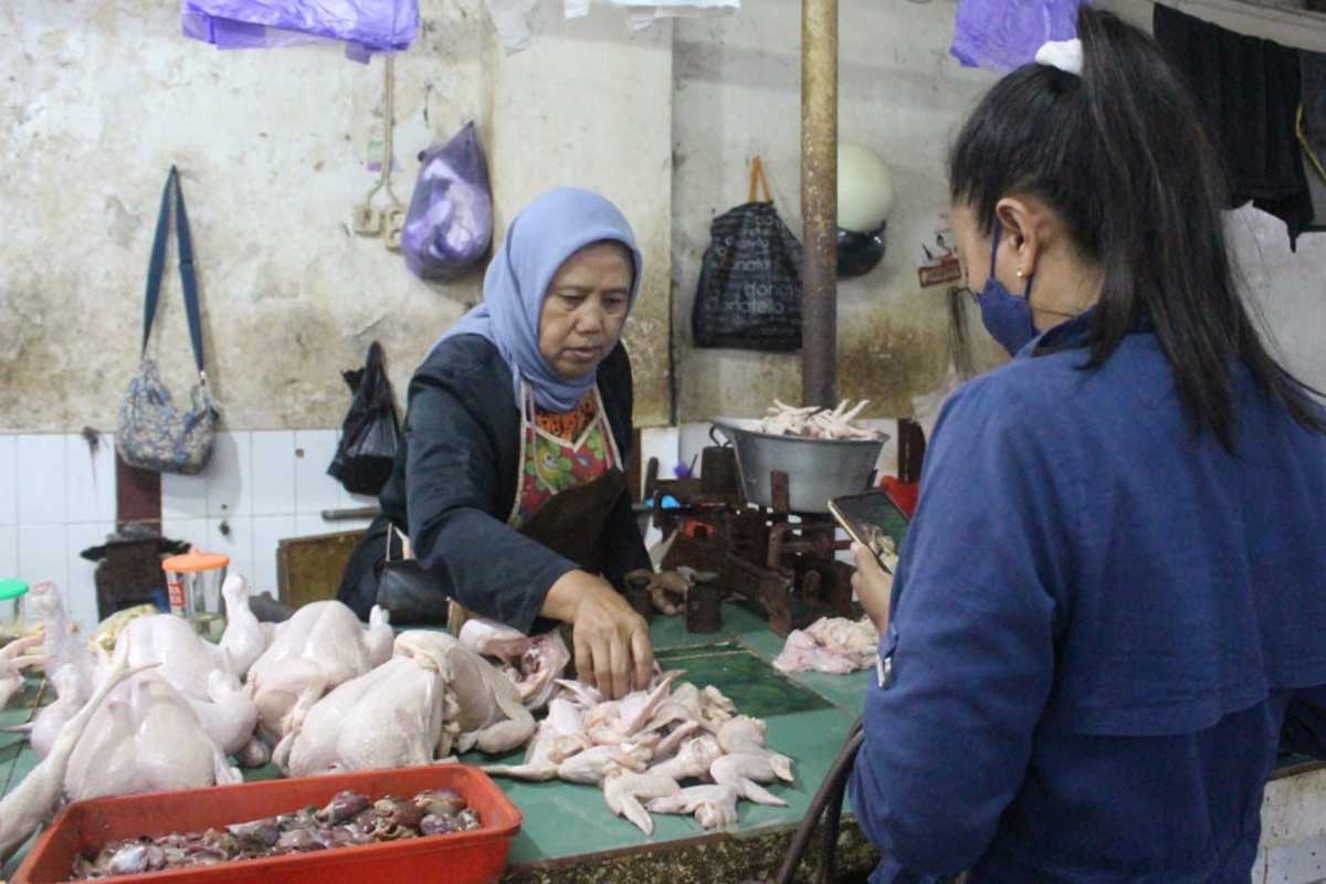 Pedagang daging ayam tengah melayani pembeli. (ws6) - Harga Daging Ayam Berangsur Stabil, Namun Minat Beli Masih Rendah