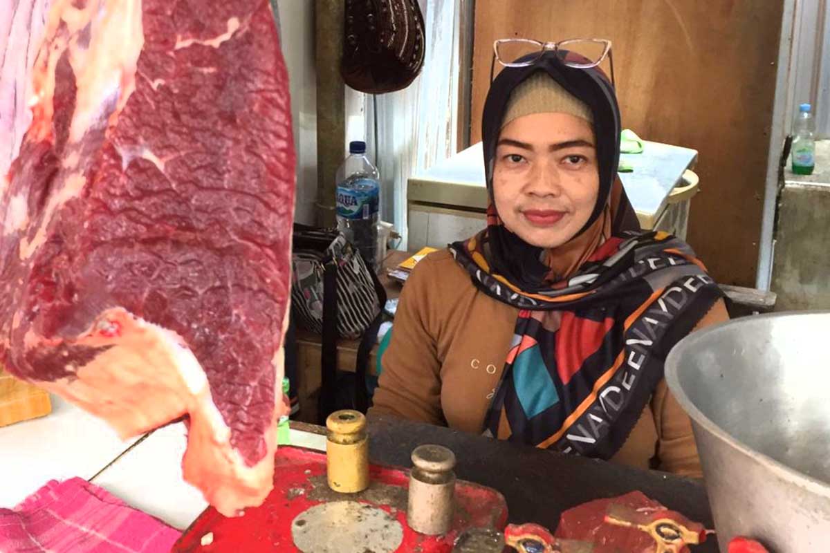 Pedagang daging dan jeroan sapi di pasar relokasi Batu. (dik) - Tak Terpengaruh Berita, Harga Jeroan Sapi Terpantau Stabil