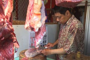 Pedagang daging sapi di pasar relokasi Batu. (dik) - Isu PMK Belum Berdampak Pada Harga Daging Sapi di Pasar Batu