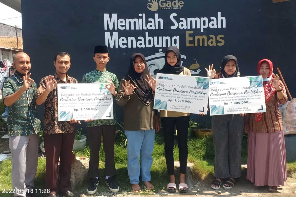 Peduli Pendidikan, Pegadaian Beri Beasiswa Anak-anak Pengurus Bank Sampah Binaan