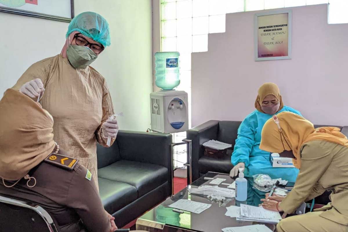 Pegawai Kejari Batu mengikuti pemeriksaan Swab Test Antigen, di hari pertama masuk kerja. (ist) - Hari Pertama Kerja, Kejari Batu Swab Test Pegawai