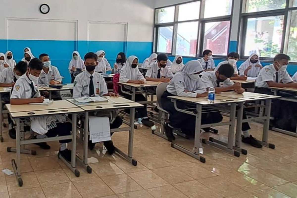 Pelajar SMPN 3 Batu sedang mengikuti kegiatan belajar mengajar. (dik) - PTM 100 Persen Terpaksa Digelar Karena Mepet Ujian