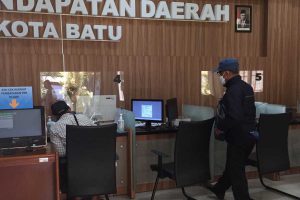 Pelayanan di Kantor Bapenda Batu di Balai Kota Among Tani. (dik) - Batu Dibanjiri Wisatawan, Pajak Restoran Capai 60 Persen Lebih