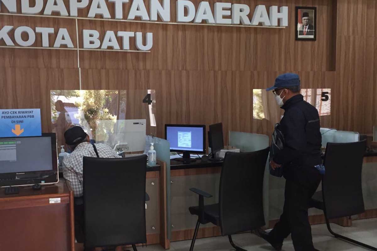 Pelayanan di Kantor Bapenda Batu di Balai Kota Among Tani. (dik) - Batu Dibanjiri Wisatawan, Pajak Restoran Capai 60 Persen Lebih