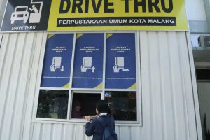 Pelayanan drive thru Perpustakaan Kota Malang, yang dapat mempermudah para anggota dalam meminjam buku. (ist) - Mudahkan Warga, Perpustakaan Kota Malang Gencarkan Layanan Digital dan Inklusif