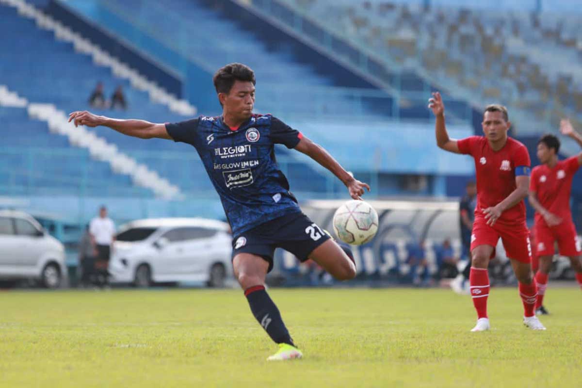Pemain Arema, Dedik Setiawan, sukses melesakkan 2 gol ke mistar gawang Deltras Sidoarjo. (ist) -