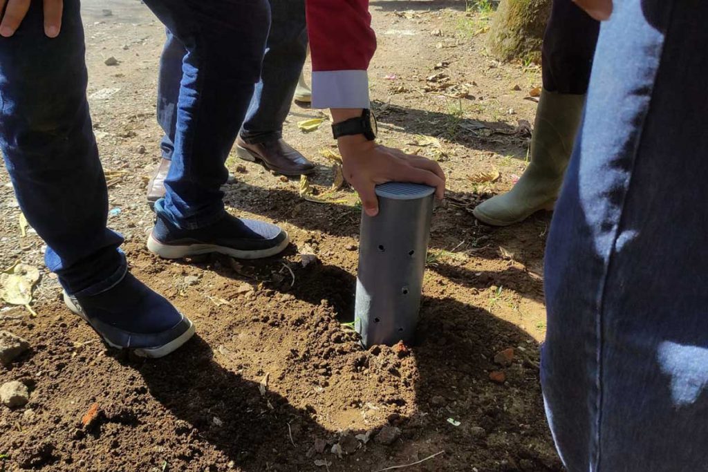 Pemasangan biopori di titik terjadinya genangan air. (rhd) - Baksos Polinema Berikan Biopori, Rambu Lantas dan Renovasi Masjid