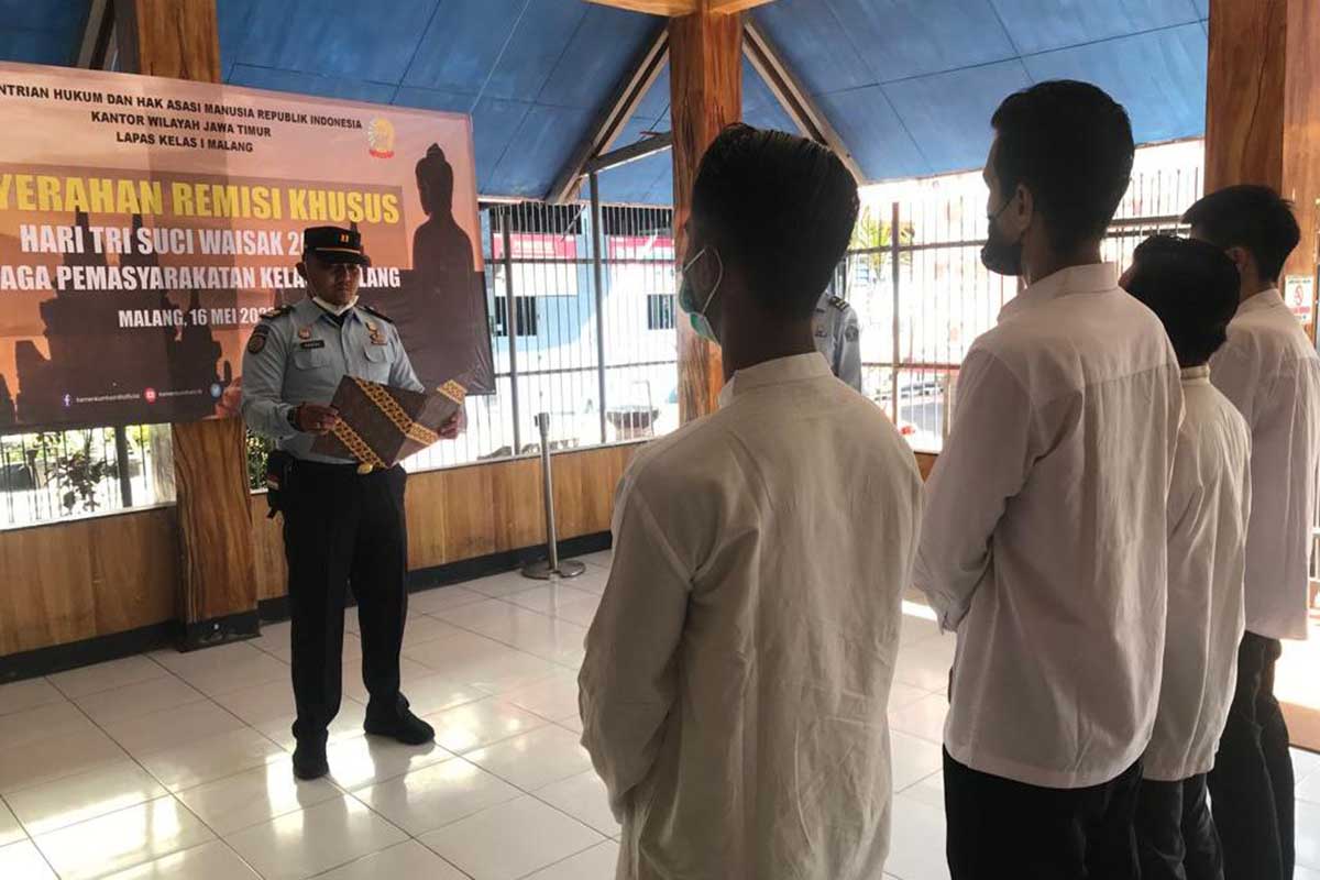 Pemberian Remisi Khusus Hari Raya Waisak 2022 kepada 4 warga binaan Lapas Kelas I Malang. (ist) - Empat WBP Lapas Kelas I Malang Terima Remisi Khusus Waisak