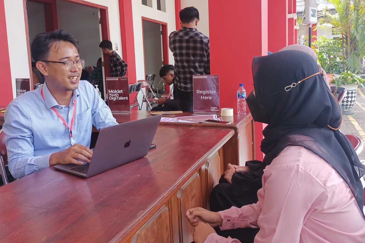 Pembimbingan dan pengarahan terhadap siswa di Moklet Youth DigiTalent. (ws6) - Moklet Youth DigiTalent Penuhi Kebutuhan Talenta Digital - Kolaborasi SMK Telkom, Jagoan Hosting dan Ngalup Collaborative Network