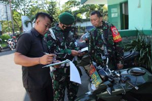 Pemeriksaan kelengkapan kendaraan dinas operasional anggota Kodim 0833. (ist) - Demi Keamanan, Kodim 0833 Periksa Kelengkapan Kendaraan Dinas Operasional Anggota