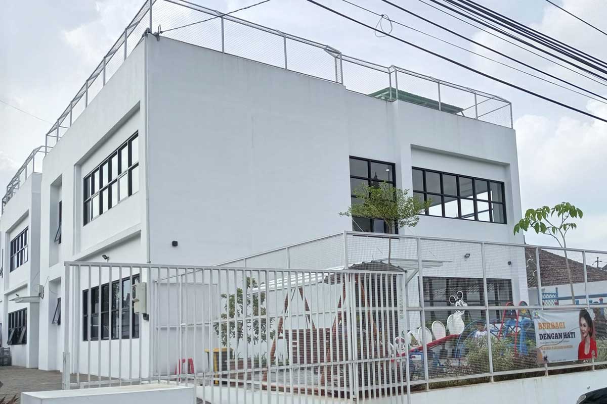 Penampakan gedung TK dan PAUD Cahaya Permata Abadi di Jalan Imam Bonjol Batu. (dik) - Perjuangkan Pendidikan Kampung Halaman, Yuni Shara Bangun TK Bergaya Internasional