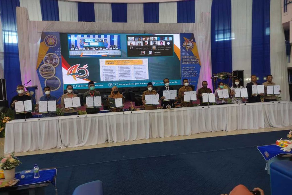 Penandatanganan MoU dengan 105 mitra kerja industri dan dunia kerja. (rhd) - Dies Natalis ke-40, Polinema Gelar 'Expo Produk Inovasi dan Penguatan Link & Match' - Penandatanganan MoU dengan 105 mitra kerja industri dan dunia kerja
