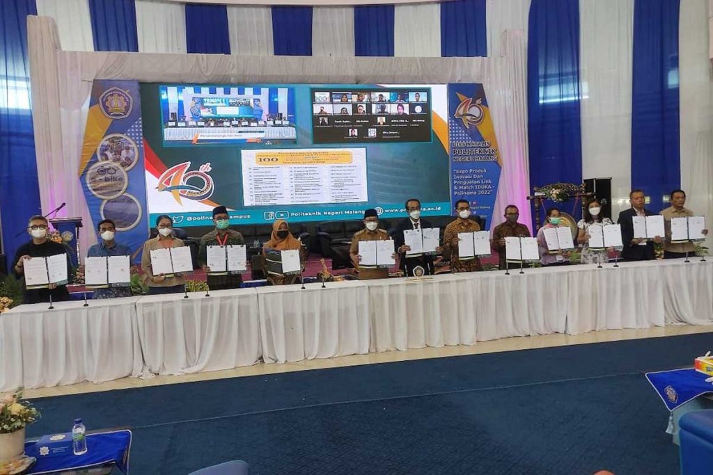 Penandatanganan kerjasama dengan 105 mitra kerja industri dan dunia kerja. (rhd) - Wali Kota Malang Ajak Revolusi Paradigma Pendidikan dengan Merdeka Belajar