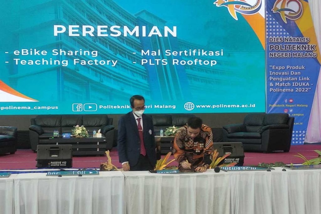 Penandatanganan prasasti, launching dan peresmian oleh Dirjen Pendidikan Vokasi, Wikan Sakarinto, ST, MSc, PhD. (rhd) - Dies Natalis ke-40, Polinema Gelar 'Expo Produk Inovasi dan Penguatan Link & Match' - Penandatanganan MoU dengan 105 mitra kerja industri dan dunia kerja