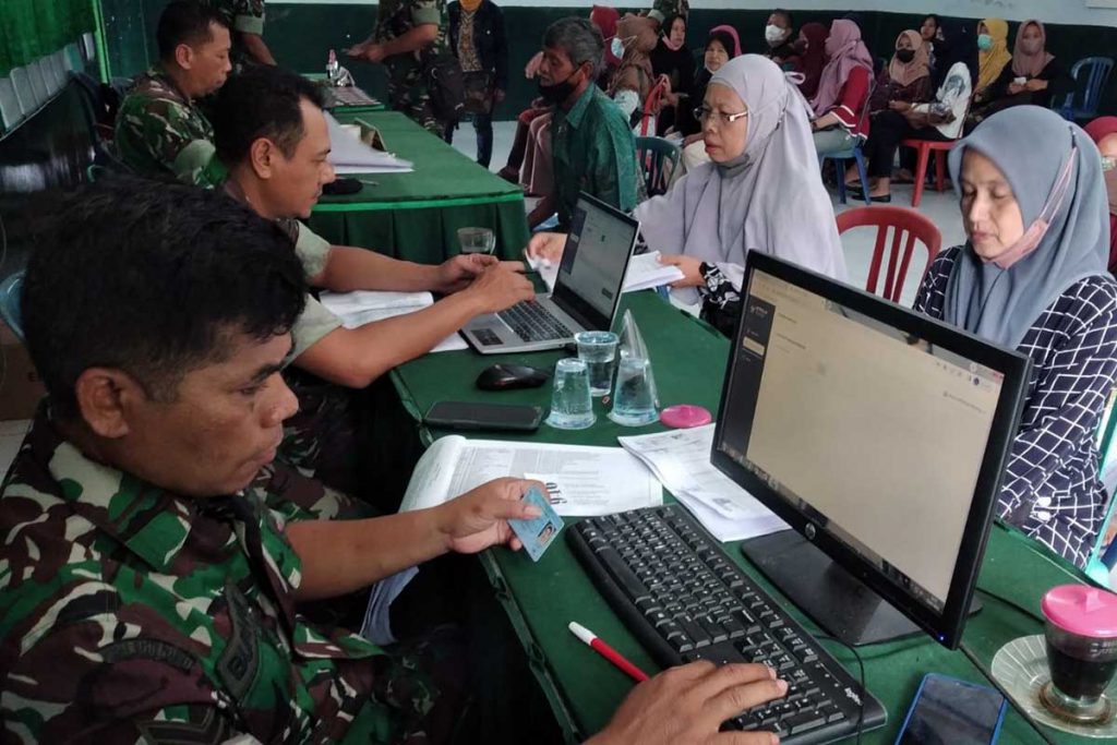 Pendataan warga penerima BTPKLW. (ist) - Ribuan Warga Kota Malang Dapat Bantuan Tunai untuk Pedagang Kaki Lima dan Warung