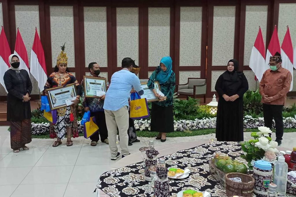 Penerima Anugerah Kebudayaan menerima bingkisan dan tali asih dari Perhimpunan Indonesia Tionghoa. (Ist) - Malam Anugerah Kebudayaan, Apresiasi Kota Batu Untuk Sejumlah Seniman Berprestasi