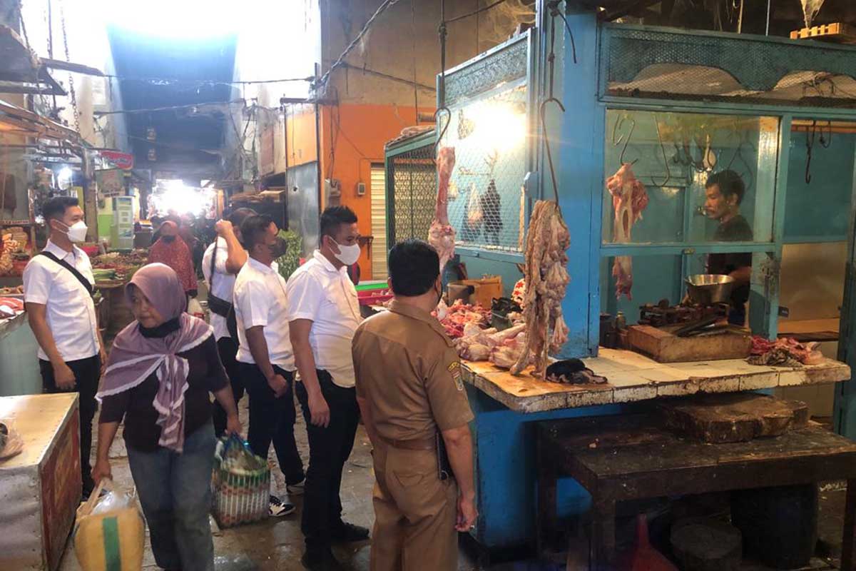 Pengecekan harga dan stok daging oleh Satgas pangan Polres Malang. (Ist) - Satgas Pangan Polres Malang Pantau Stok Dan Harga Daging di Pasar