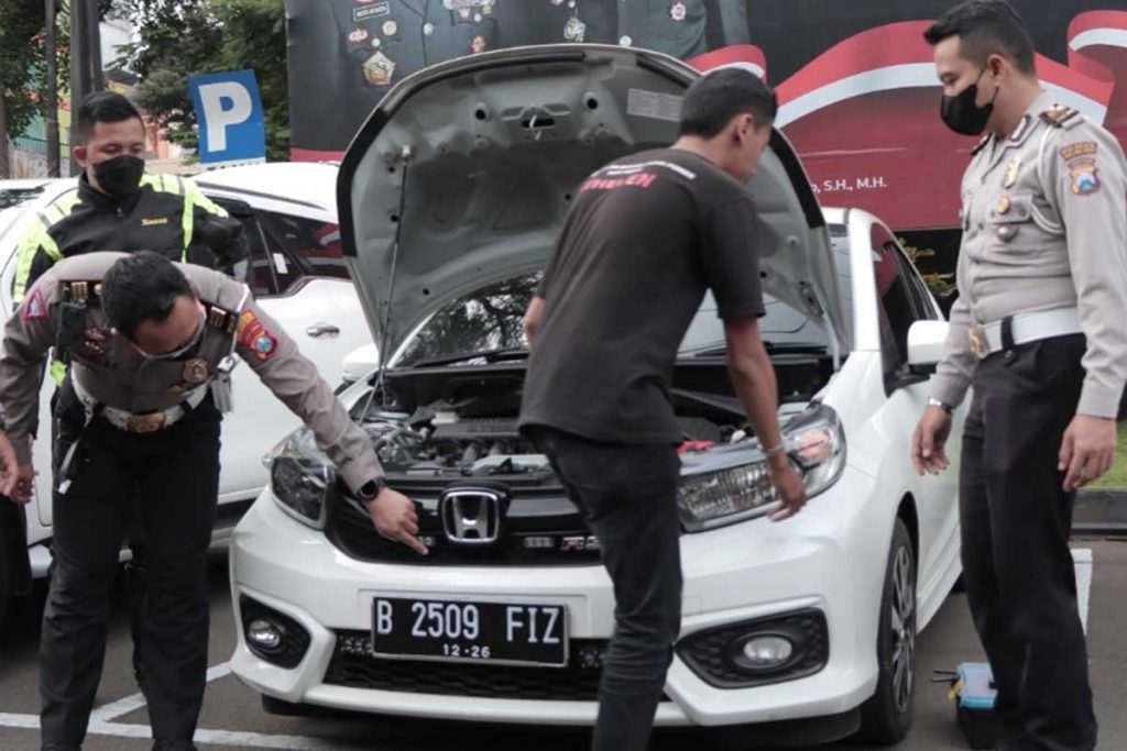 Viral, Brio Ugal-ugalan Gunakan Sirine dan Strobo, Diamankan Polresta Makota 1 Pengemudi H, melepas sirine dan strobo. (ist) - Viral, Brio Ugal-ugalan Gunakan Sirine dan Strobo, Diamankan Polresta Makota
