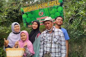Pengunjung di Wisata Petik apel Batu. (ist) - Wisata Petik Apel Batu Naik 75 Persen, Didominasi Warga Jakarta