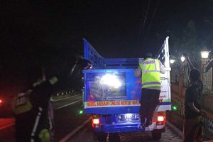 Penyekatan kendaraan yang diduga membawa hewan ternak di wilayah hukum Polres Batu. (ist) - Wabah PMK Belum Tuntas, Polres Batu Lanjutkan Penyekatan Lalu Lintas Ternak
