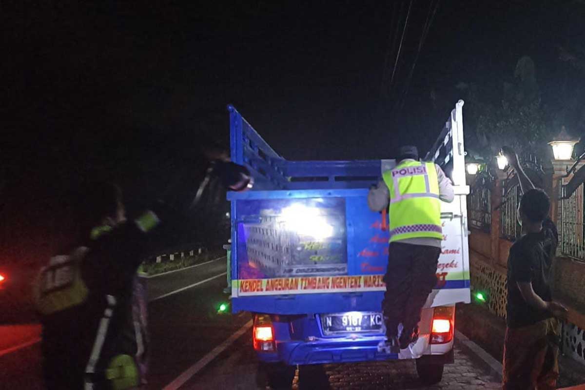 Penyekatan kendaraan yang diduga membawa hewan ternak di wilayah hukum Polres Batu. (ist) - Wabah PMK Belum Tuntas, Polres Batu Lanjutkan Penyekatan Lalu Lintas Ternak