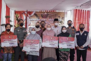 Penyerahan Bantuan Tunai Pangan dari TNI untuk warga Batu. (ist) - TNI Salurkan BLT Minyak Goreng untuk Masyarakat Kota Batu