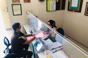 Penyerahan kedua berkas perkara yang akan segera disidangkan di Pengadilan Tipikor Surabaya. (Memo X/aji) - Kejari Limpahkan Kasus Korupsi BNPT ke Pengadilan Tipikor Surabaya