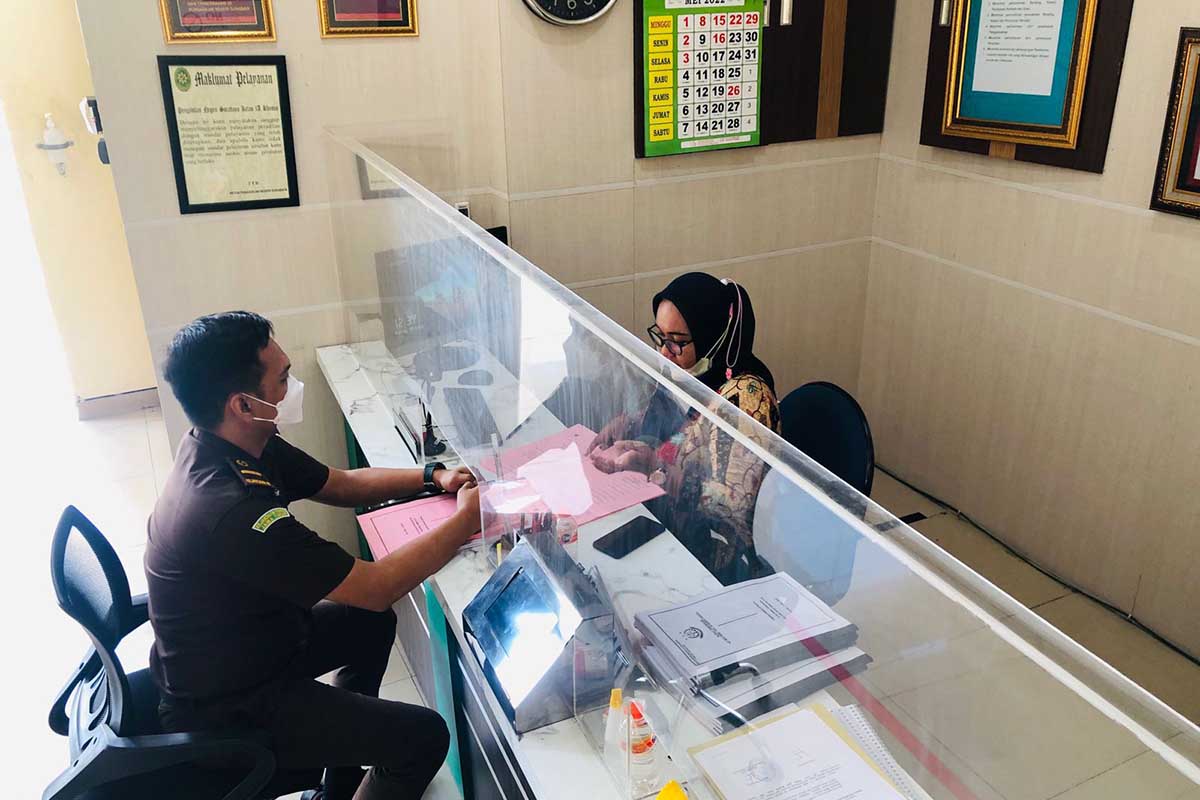 Penyerahan kedua berkas perkara yang akan segera disidangkan di Pengadilan Tipikor Surabaya. (Memo X/aji) - Kejari Limpahkan Kasus Korupsi BNPT ke Pengadilan Tipikor Surabaya