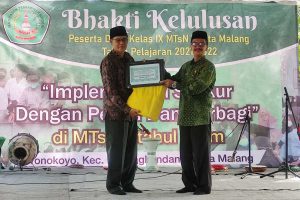 Penyerahan simbolis bantuan dari MTsN 1 Kota Malang kepada MTs Miftahul Ulum. (rhd) - Bhakti Kelulusan MTsN 1 Kota Malang, Peduli dan Berbagi ke MTs Miftahul Ulum - Bantuan pendidikan menyasar tiga madrasah di Kota Malang