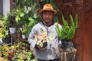 Petani bunga dengan beberapa koleksi miliknya. (dik) - Trend Pembeli Bunga di Batu Bergeser