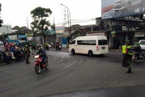 Petugas gabungan mengarahkan arus lalu lintas. (ist) - Pantauan Pos Pam Kacuk, Arus Balik Lancar