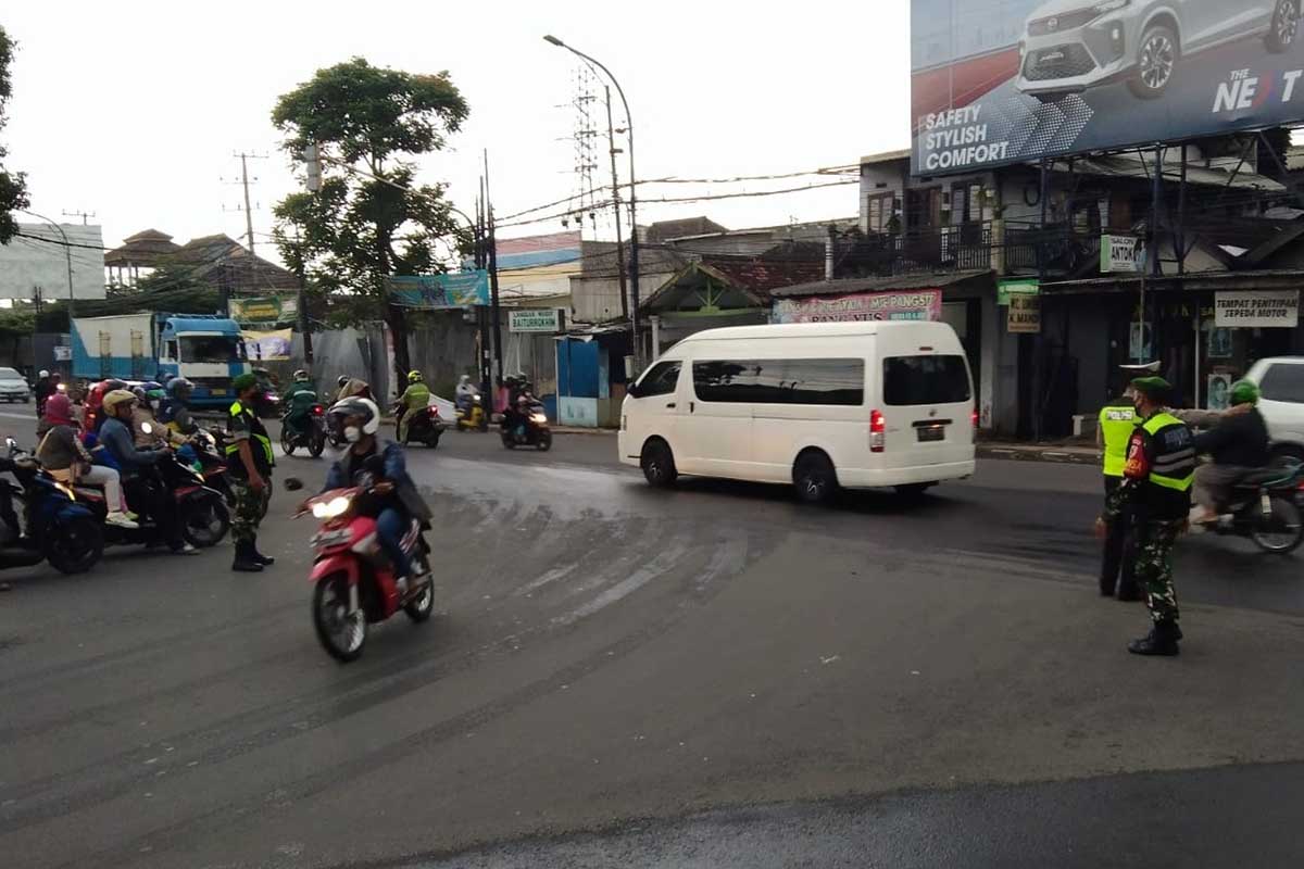 Petugas gabungan mengarahkan arus lalu lintas. (ist) - Pantauan Pos Pam Kacuk, Arus Balik Lancar
