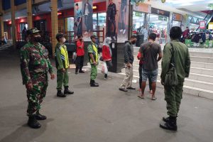 Petugas gabungan mengingatkan masyarakat untuk tetap waspada dan jaga prokes. (ist) - TNI-POLRI Ingatkan Waspada Kriminalitas dan Prokes dalam Aktivitas Idulfitri