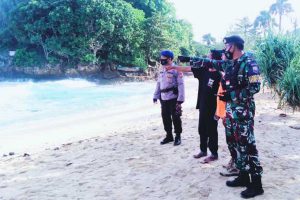 Petugas melakukan penyisiran Pantai Batu Bengkung, mencari pelancong yang hanyut terseret ombak. (ist) - Pelancong Asal Kota Malang Tewas Terseret Ombak Pantai Batu Bengkung