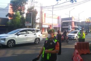 Petugas mengatur arus lalu lintas. (ist) - Arus Balik R2/R4 Kota Malang Terpantau Stabil