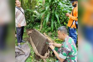 Petugas mengevakuasi benda yang diduga cagar budaya ke Museum Penataran Blitar. (Memo X/fjr) - BPCB Jatim Evakuasi Benda Diduga Cagar Budaya ke Museum Penataran Blitar
