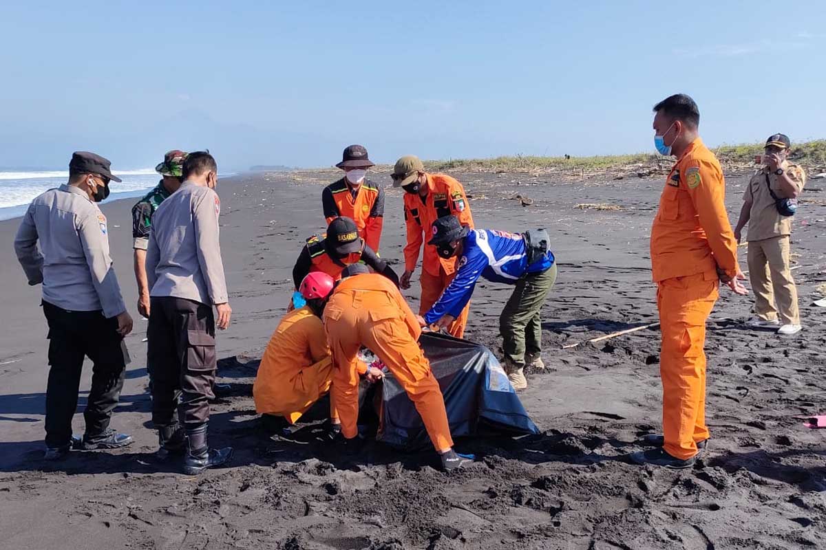 Petugas mengevakuasi mayat pria yang ditemukan di Pantai Paseban. (ist) - Mayat Pria Tanpa Busana Terdampar di Tepi Pantai Paseban