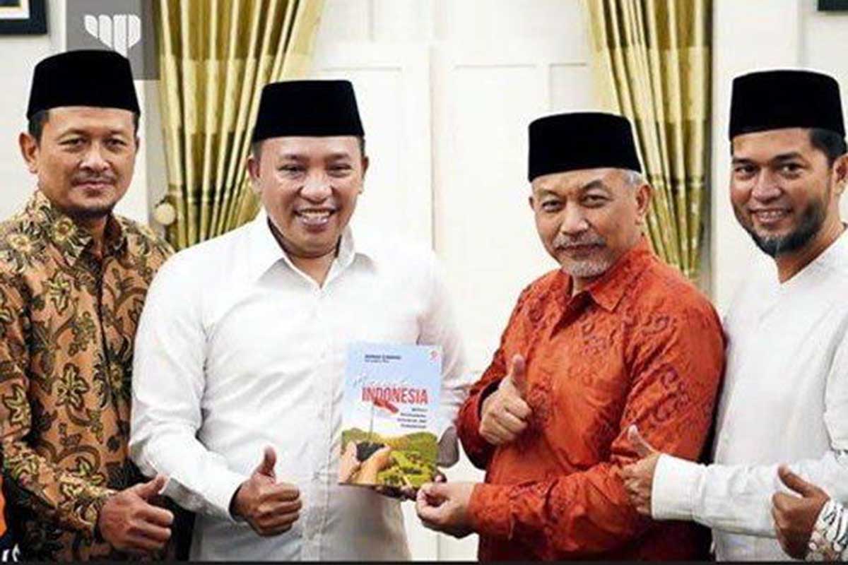 Presiden PKS, Ahmad Syaikhu (no.2 dari kanan) saat mengunjungi Bupati Sampang, dalam rangkaian kegiatan Safari Silaturahmi Idulfitri 1443 H. (ist) - Bertemu Aba Idi, Presiden PKS Sanjung Kemajuan Kabupaten Sampang