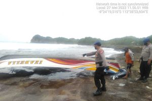 Proses evakuasi nelayan di Pantai Joloangkung, Gedangan, Sumbermanjing Wetan. (ist) - Dua Nelayan Ikan Disapu Ombak, Satu Tewas