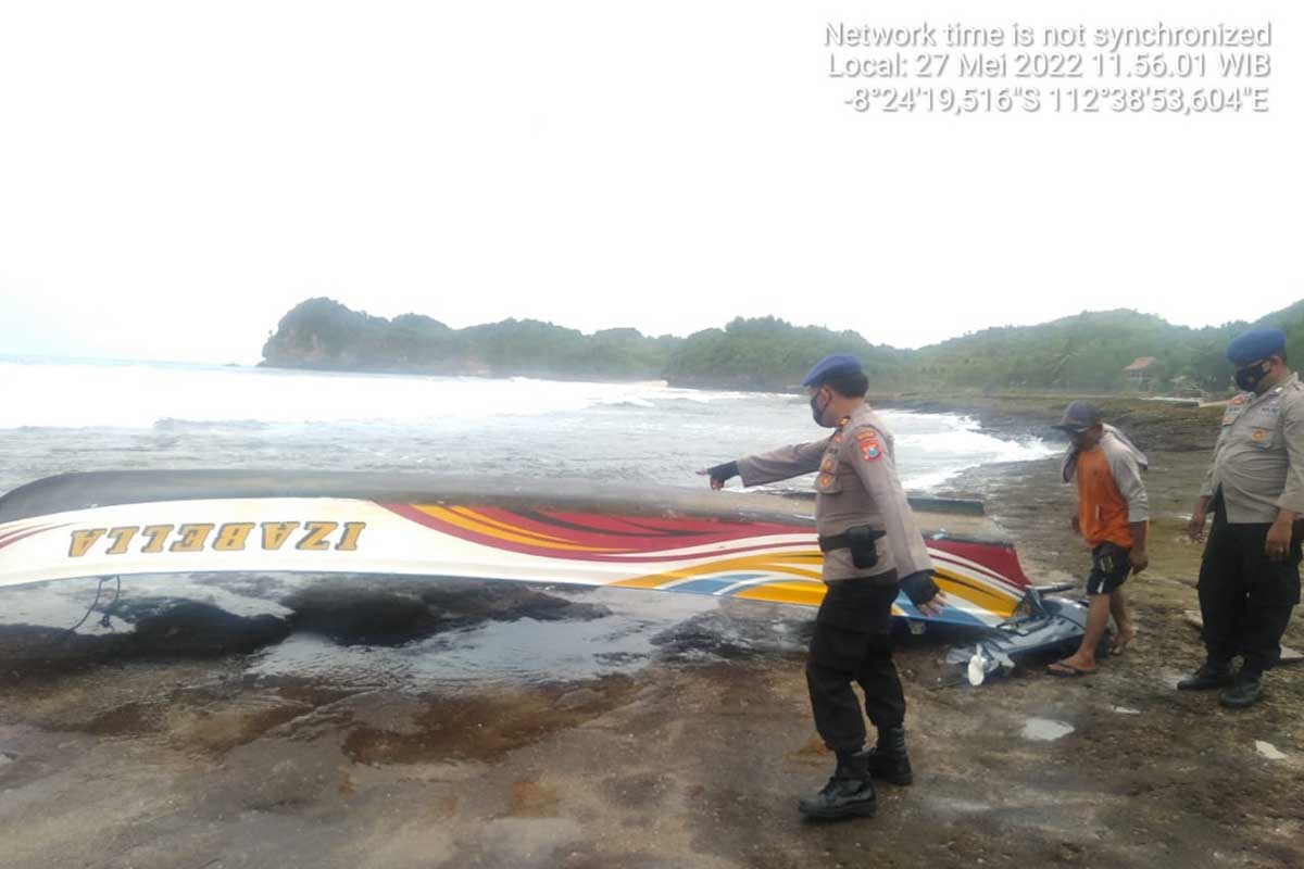 Proses evakuasi nelayan di Pantai Joloangkung, Gedangan, Sumbermanjing Wetan. (ist) - Dua Nelayan Ikan Disapu Ombak, Satu Tewas
