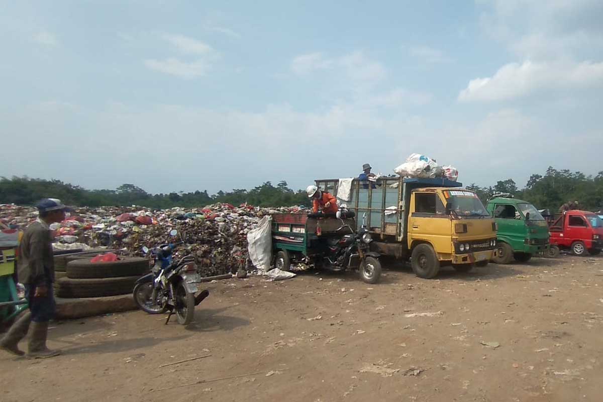 Proses penurunan sampah dari bak truk ke TPA Talangagung, Kepanjen. (ws6) - Truk Sampah dan Kesadaran Masyarakat Kurang, Sungai Jurang Jadi TPA Alternatif
