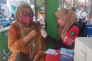 Proses penyuntikan vaksin oleh tenaga kesehatan Klinik Polresta Malang Kota kepada masyarakat. (ws6) - Klinik Polresta Malang Kota Vaksinasi Keliling Sasar Tempat Umum