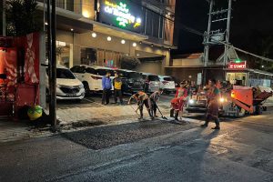 Proses perbaikan jalan berlubang yang dilakukan oleh DPURPKP Kota Malang. (ist) - Pemkot Malang Kerja Cepat Tuntaskan Perbaikan Jalan