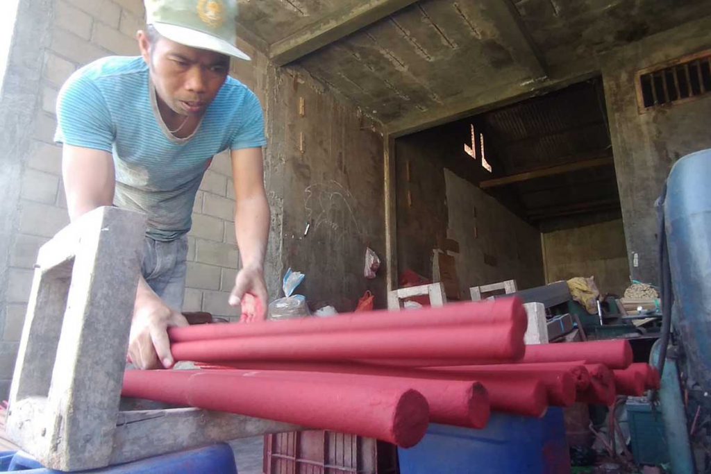 Proses pewarnaan dupa berukuran besar. (ws6) - Permintaan Menurun, Harga Dupa Wagir Anjlok